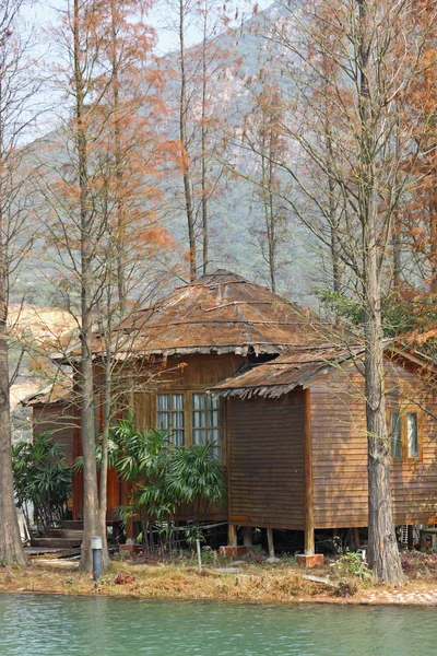 Holzhaus auf dem Wasser — Stockfoto