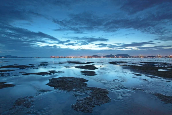 Solnedgång i Hongkong längs kusten i skymningen — Stockfoto