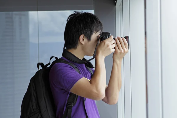 Photographer takes a photo of the landscape indoor — Stock Photo, Image