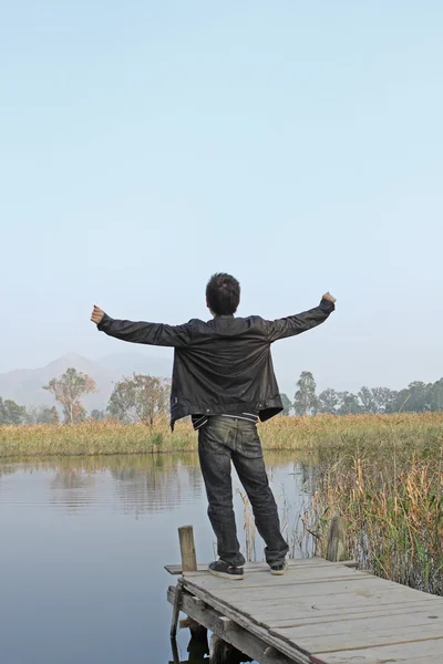 Bir duba bir göl üzerinde oturan adam — Stok fotoğraf