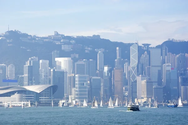 Hongkongský přístav s sailinng lodí — Stock fotografie