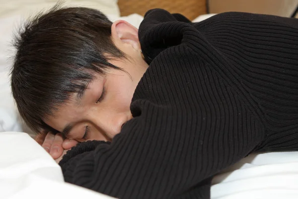 Hombre durmiendo cómodamente en su cama —  Fotos de Stock