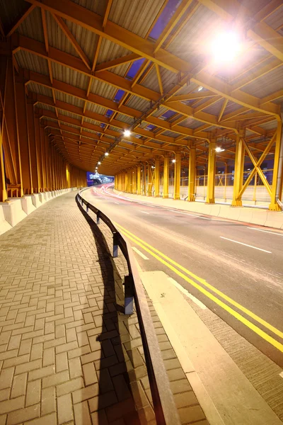 밤에 고속도로를 달리는 현대 도시의 정공 — 스톡 사진