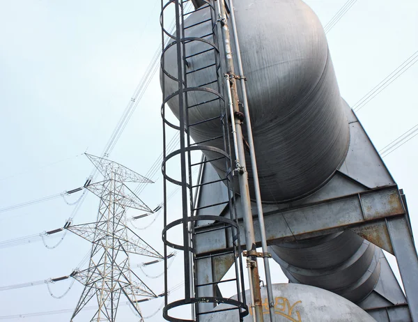 Tanques de gas y torre de energía en el polígono industrial, suspensión e —  Fotos de Stock