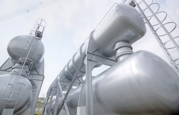 Газовые баллоны в промышленном комплексе, энергия подвески для транспонирования — стоковое фото