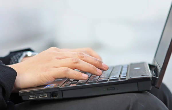 Ręce na klawiaturze laptopa z bliska — Zdjęcie stockowe