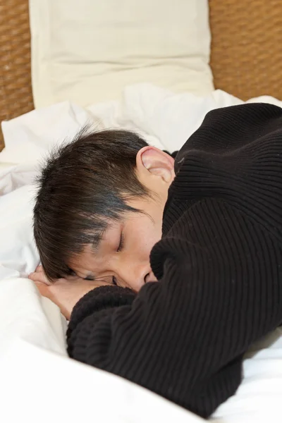 Homem dormindo confortavelmente em sua cama — Fotografia de Stock