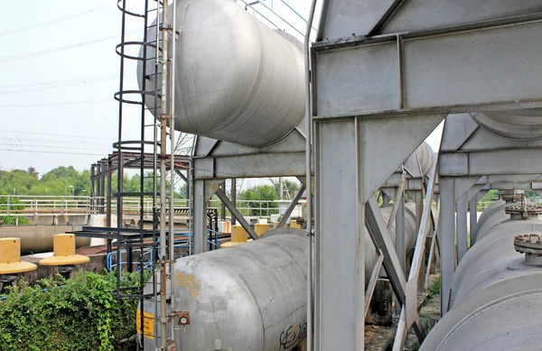 Réservoirs de gaz dans la zone industrielle, énergie de suspension pour transp — Photo