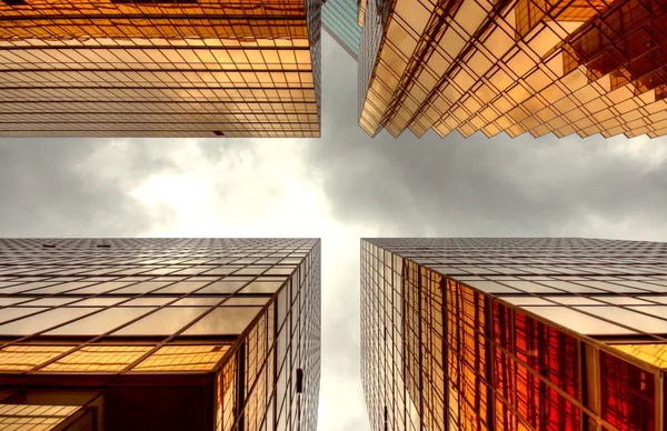 Wolkenkrabbers met wolken reflectie — Stockfoto