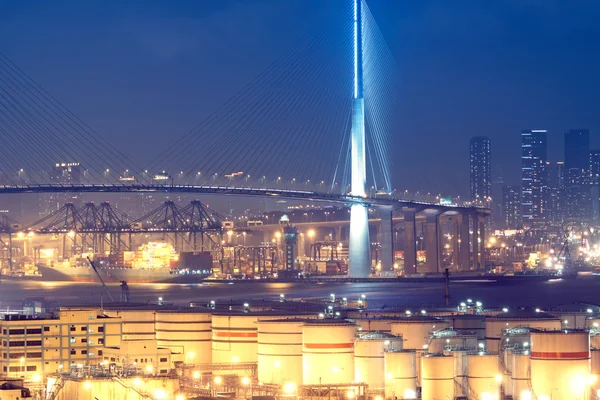 Gas container en brug bij nacht — Stockfoto
