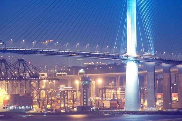 Kargo terminali ve köprü hong kong Çin — Stok fotoğraf