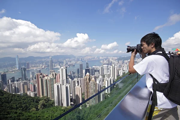 Туристична фотографують Hong Kong skyline за своїм цифровою камерою — стокове фото