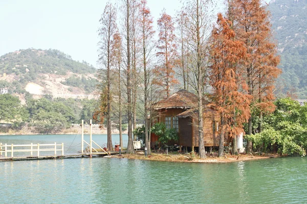 Деревянный дом на воде — стоковое фото