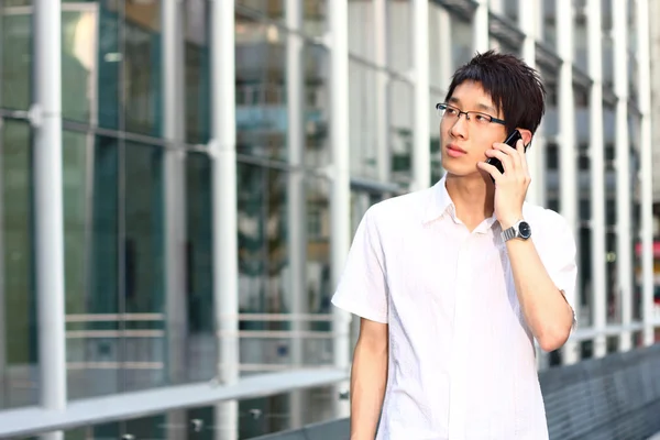 Uomo d'affari parla con un telefono cellulare — Foto Stock