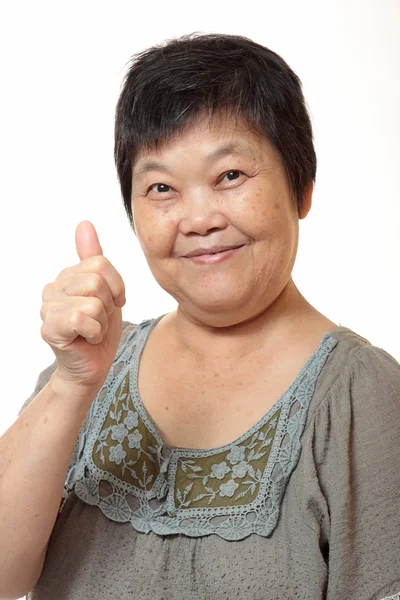 Felice asiatica giovane donna dare un gesto eccellente con l'amico — Foto Stock