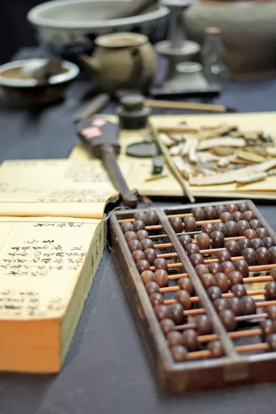 Abacus e livro na mesa em uma loja chinesa velha — Fotografia de Stock
