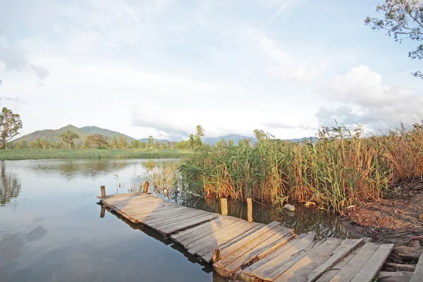 Пристань на озере — стоковое фото