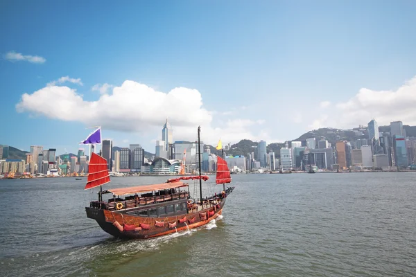 Junk boot met toeristen in hong kong victoria harbour — Stockfoto