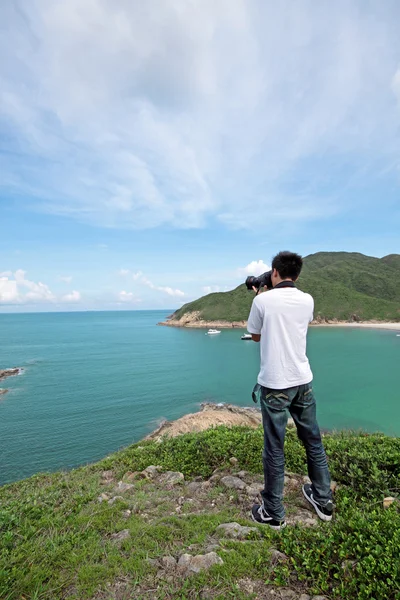 Photographer takes a photo of the landscape — Stock Photo, Image