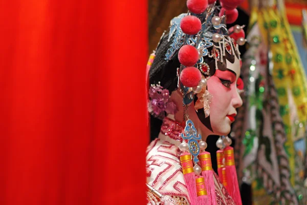 Chinese opera dummy en rode doek als tekst de ruimte, het is een speeltje, niet — Stockfoto