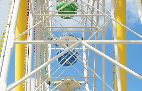 Roda gigante contra um céu azul — Fotografia de Stock