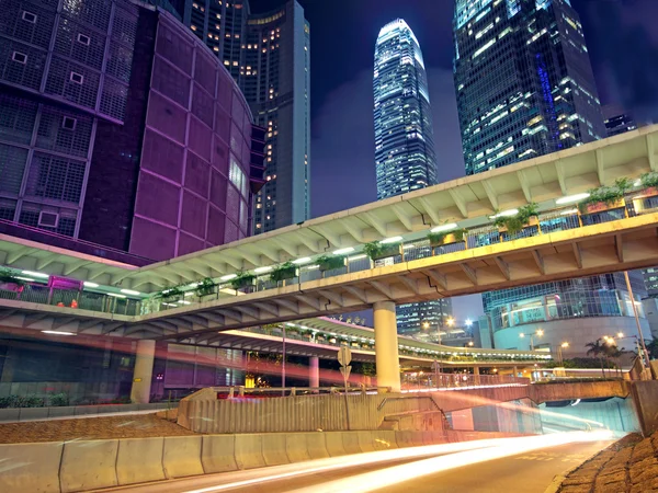 Трафик в Гонконге ночью — стоковое фото