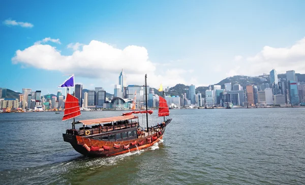 Junk boot met toeristen in hong kong victoria harbour — Stockfoto