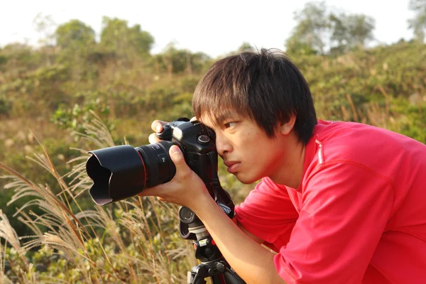 Photographer taking photo in country side — Stock Photo, Image