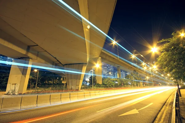Verkehr durch die Stadt (Verkehr als Lichtspur) — Stockfoto
