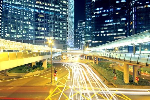 Traffico attraverso la città (traffico visto come sentieri di luce ) — Foto Stock