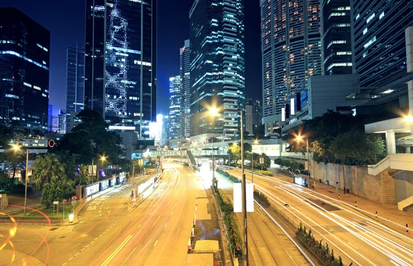 Verkeer door de stad (verkeer gezien als paden van licht) — Stockfoto