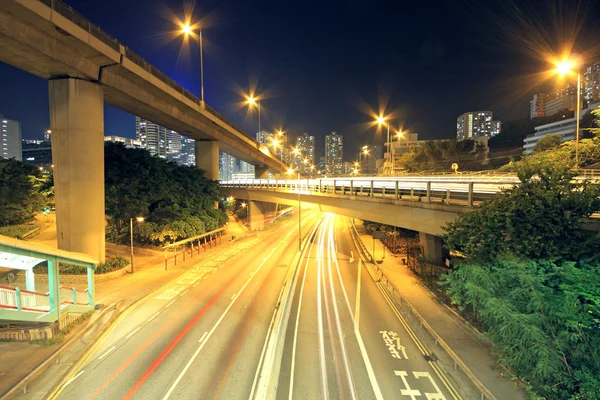 Tráfego através da cidade (tráfego visto como trilhas de luz ) — Fotografia de Stock