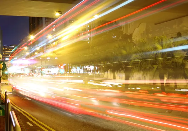Швидкі автомобілі вночі — стокове фото