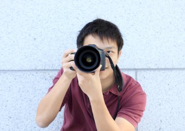 genç genç fotoğrafçı onun dslr fotoğraf makinesi ile fotoğraf çekme.
