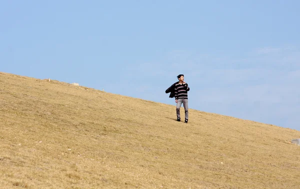 Dağ üzerinde yürüyen adam — Stok fotoğraf