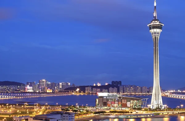 Paisaje urbano de Macao con famosa torre de viaje bajo el cielo n — Foto de Stock