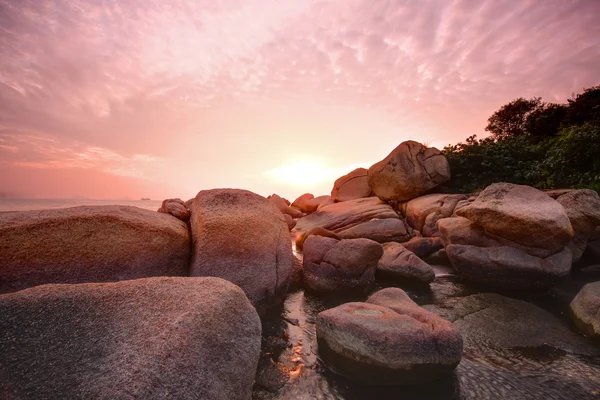 Piękny kolorowy zachód słońca nad morzem — Zdjęcie stockowe
