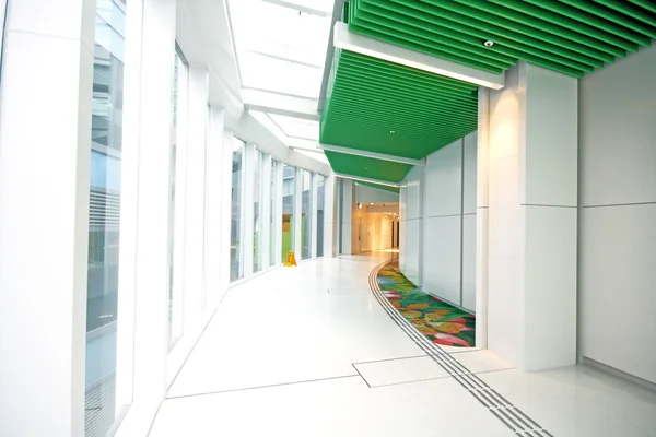Зал бизнес-здания со светом из окна — стоковое фото