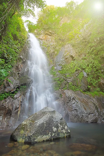 Wasserfall im tiefen Wald — Stockfoto