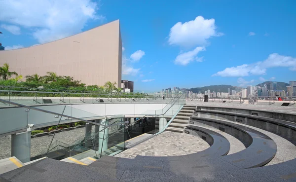 โครงสร้างสถาปัตยกรรมของศูนย์วัฒนธรรมฮ่องกงเหนือสกายสีฟ้า — ภาพถ่ายสต็อก