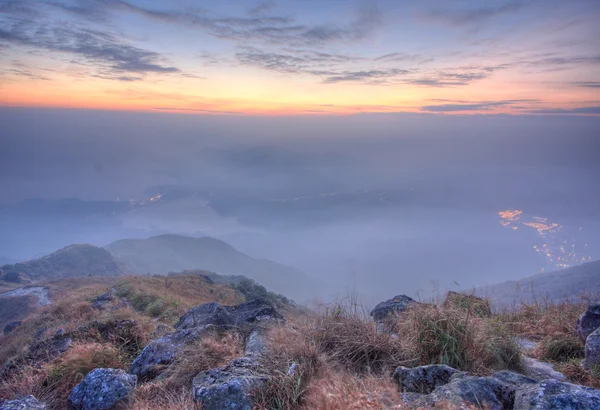 Berg zonsondergang en gekleurde lucht met wolken — Stockfoto