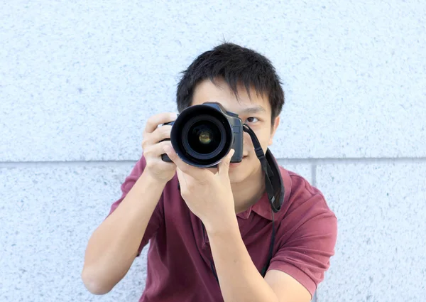 Jeune photographe adolescent prenant une photo avec son appareil photo reflex numérique . — Photo