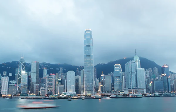 Волшебный час гавани Виктория, Гонконг — стоковое фото