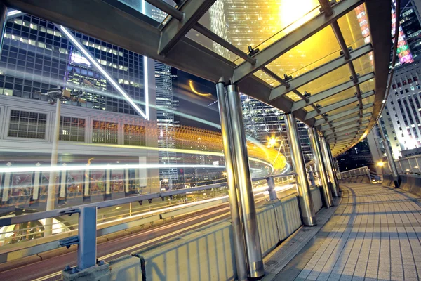 Verkehrsnacht und Fußgängerbrücke in Hongkong — Stockfoto