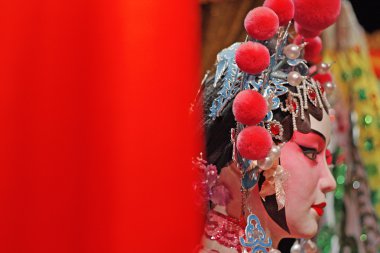 Çin opera kukla ve kırmızı bez metin alanı, o bir oyuncak değil.
