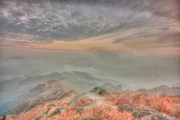 Pôr do sol da montanha e céu colorido com nuvens — Fotografia de Stock