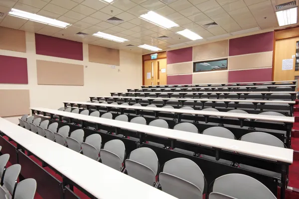 Пустой зал для презентации с серыми креслами — стоковое фото