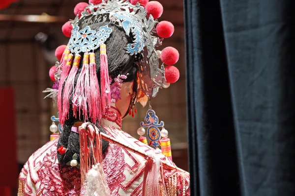 Chińska opera manekinów, dbanie o scenę — Zdjęcie stockowe