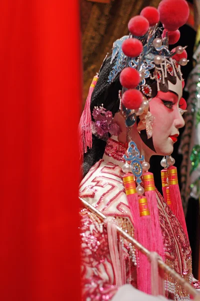中国戏曲道具和红色布作为文本的空间，它不是一个玩具， — 图库照片