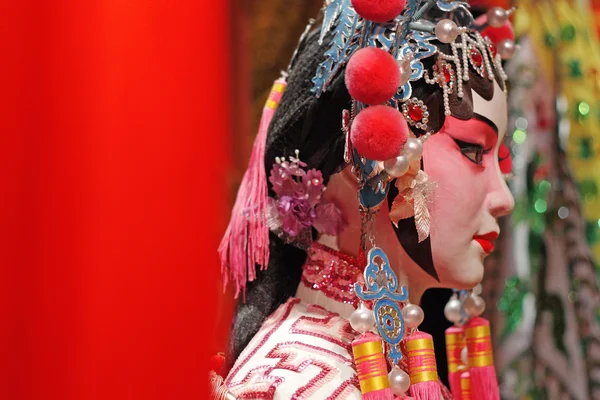 Фіктивний і червоний тканина китайської опери як текст простір, це іграшка, не — стокове фото